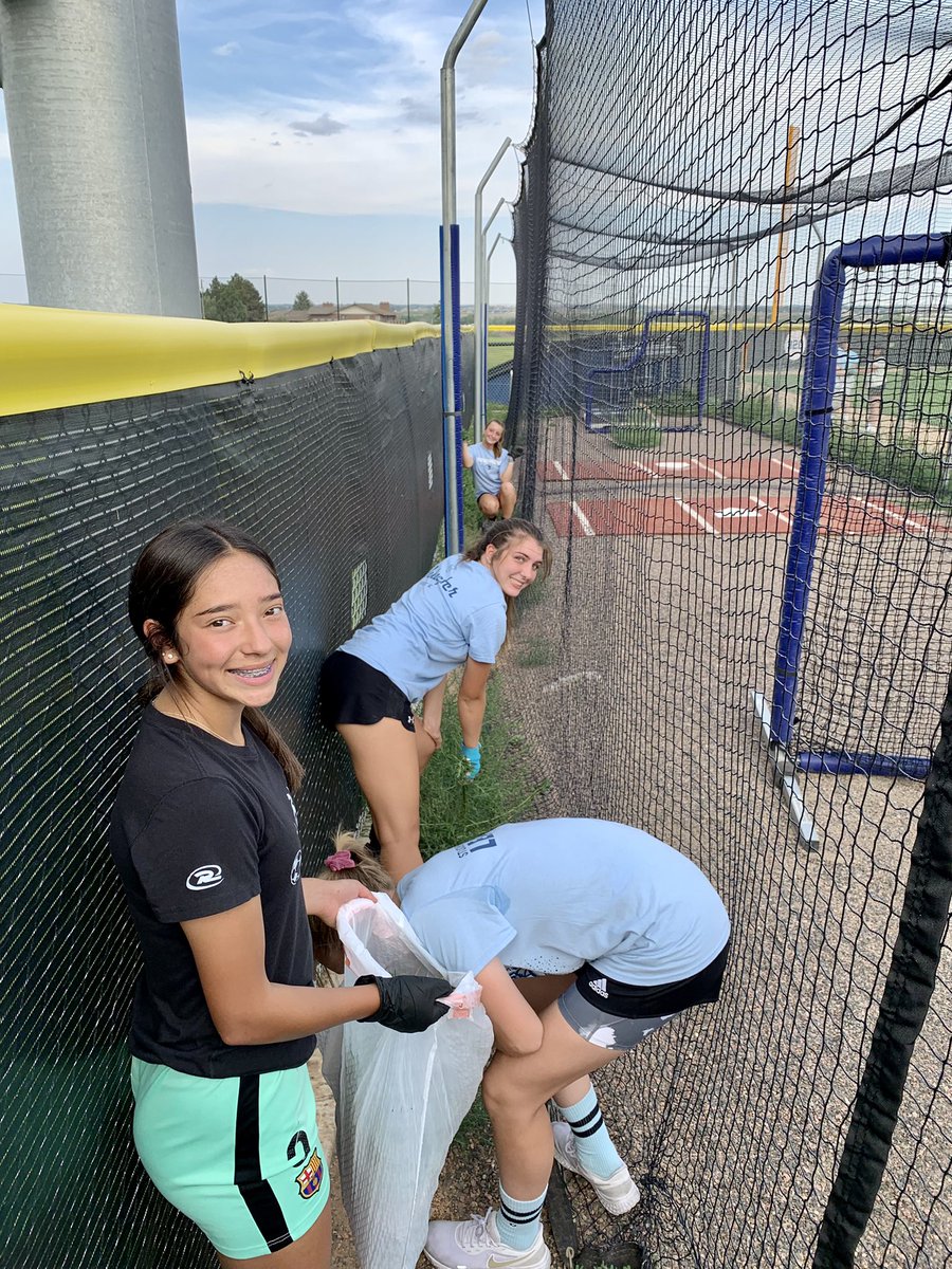 RiverdaleRidge1's tweet photo. Community service with a smile! Had fun helping out other programs today and getting in some quality time together as a Raven family! #27JSchools #RiverdaleRidge #RavenFamily #CommunityService https://t.co/AdOQuSVsIN