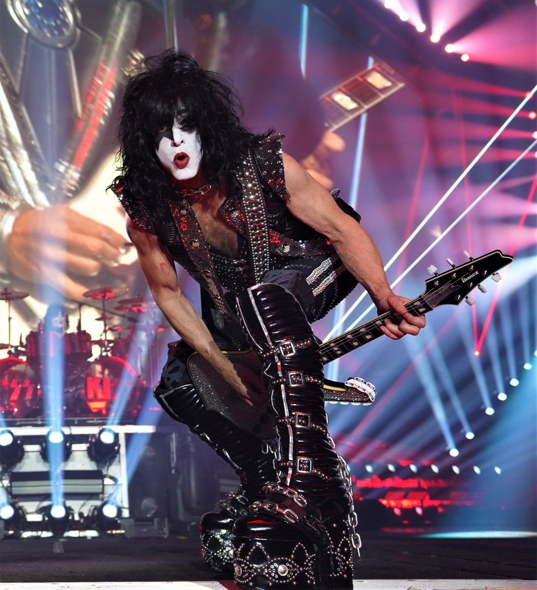 PaulStanleyLive's tweet photo. FIVE DAYS until the End Begins Again. HOW YA DOIN’ PEOPLE?!? https://t.co/WVuXhnh247
