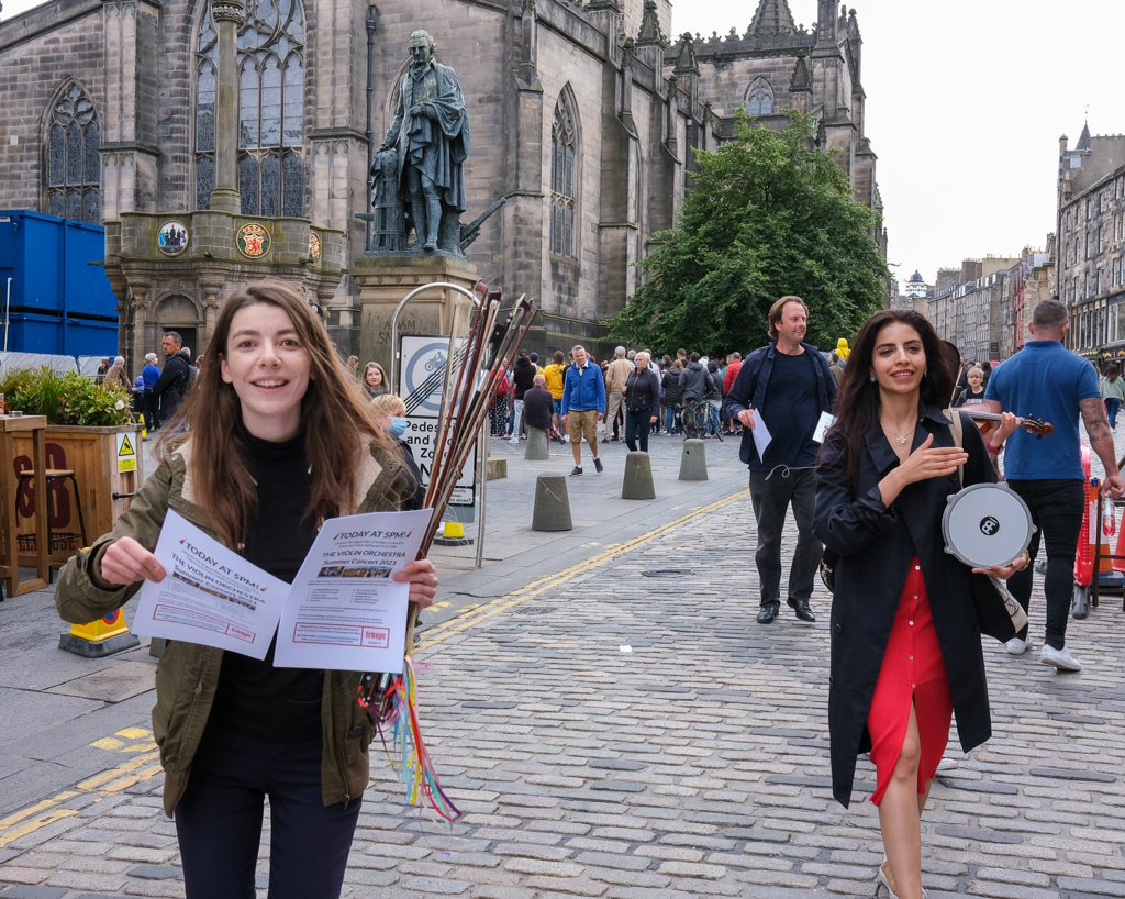 zummerzett's tweet photo. #violinorchestra #viloinschool #violinsts @edfringe #edinburghfringe #scottishstreetphotography #royalmile #edinburgh https://t.co/wcbtF08hac