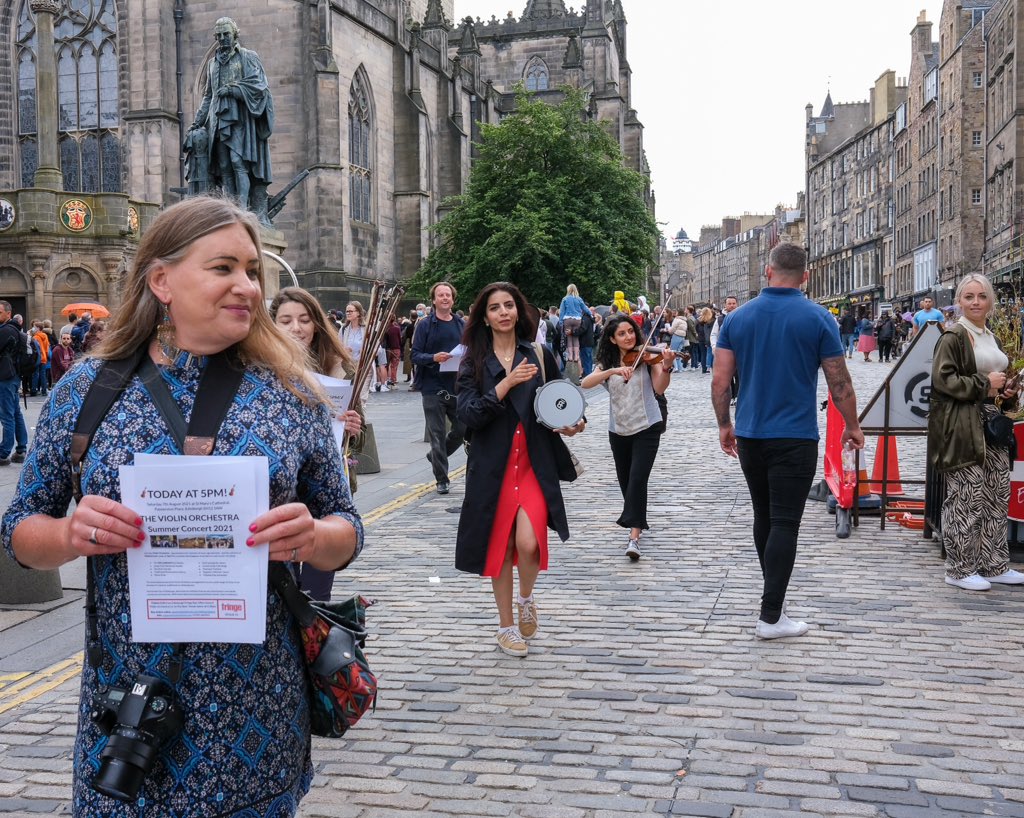 zummerzett's tweet photo. #violinorchestra #viloinschool #violinsts @edfringe #edinburghfringe #scottishstreetphotography #royalmile #edinburgh https://t.co/wcbtF08hac