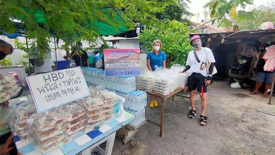 ChatchanopN's tweet photo. ร่วมกับ OSK รุ่น99 ผู้มีจิตใจงดงาม ทำข้าวกล่องอย่างดี 300 ชุดพร้อม น้ำดื่ม มาช่วยชุมชนวัดดุสิต ในช่วงสภาวะลำบากเช่นนี้ ข้าว1 มื้อ เติมเต็มความสุขให้ผู้คนที่กำลังลำบาก คนรับยิ้ม���ด้ เราก็สุขใจมากๆครับ🙏 https://t.co/jfWaoSjgAv