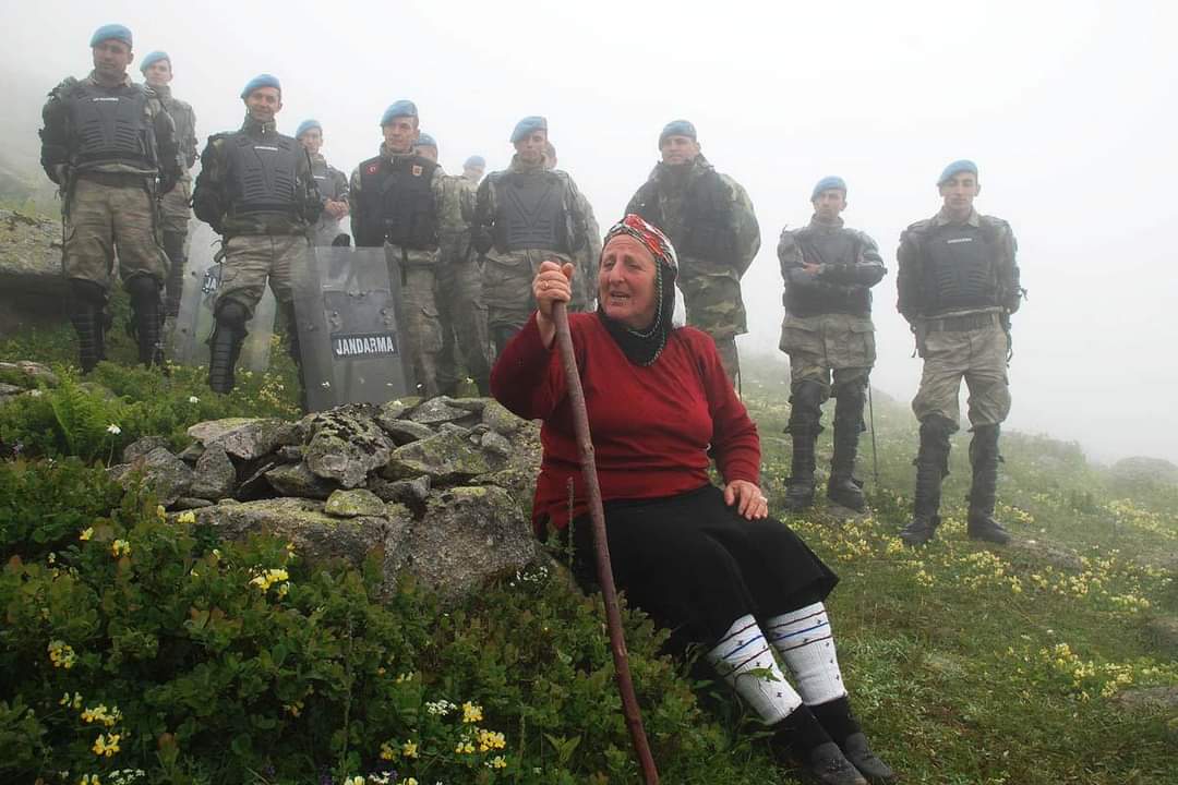 Atalente_34's tweet photo. Karadeniz'de evler yıkıldı, araçlar sel sularıyla sürüklendi, elektrik kesildi, sular akmıyor.

Doğayı savunan kadınların bir bildiği varmış değil mi?#selfelaketi https://t.co/VSnIHjLWYZ