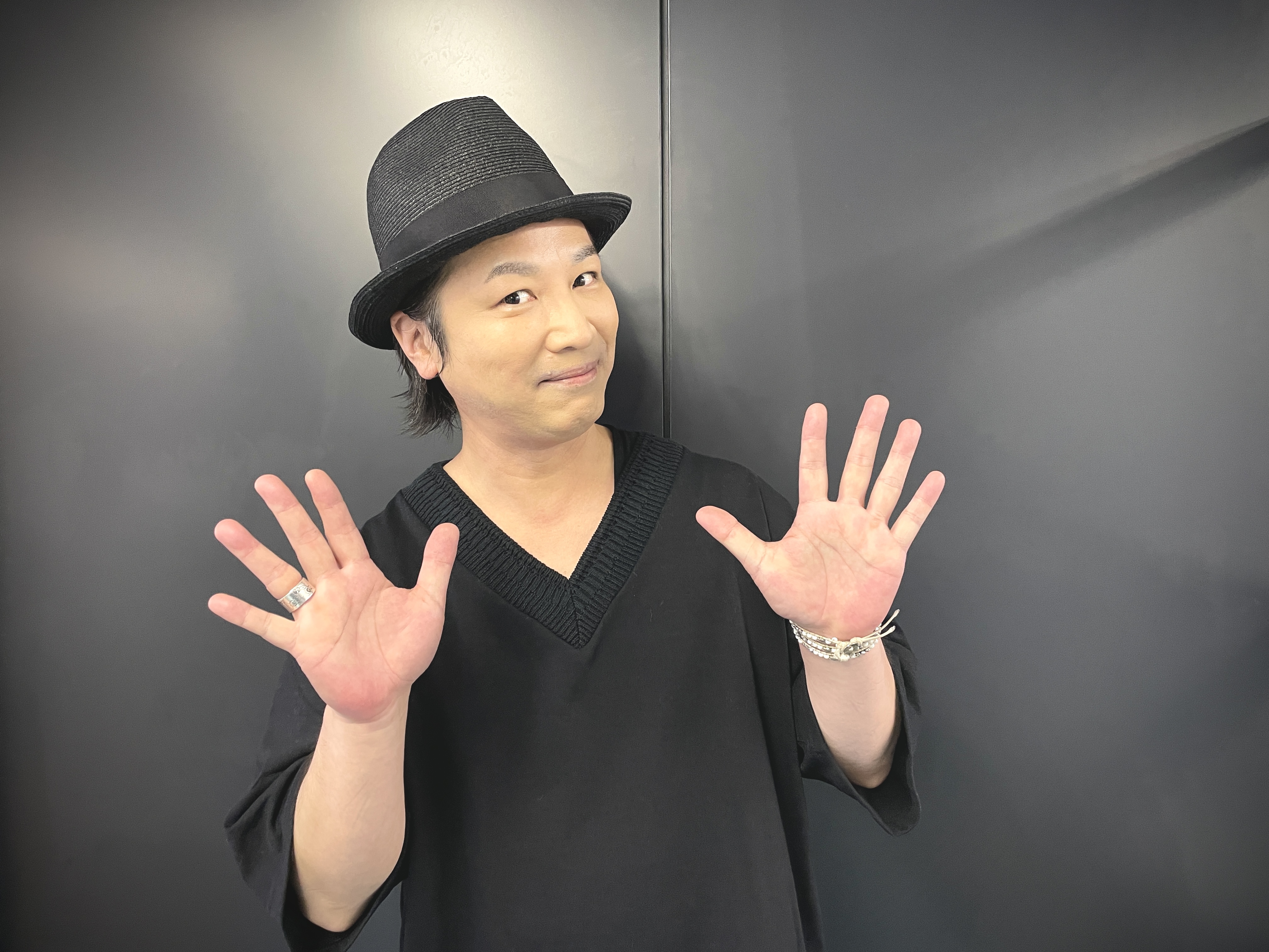 Twitter 上的 アニメ 新テニスの王子様 公式 テニチャ この後は第三部配信です テニチャ 12 ゲスト 鳥海浩輔 佐々木望 千石清純役 鳥海浩輔さんのお写真をお届け 配信ページはこちら T Co Je4uq9kzpv テニプリ T Co