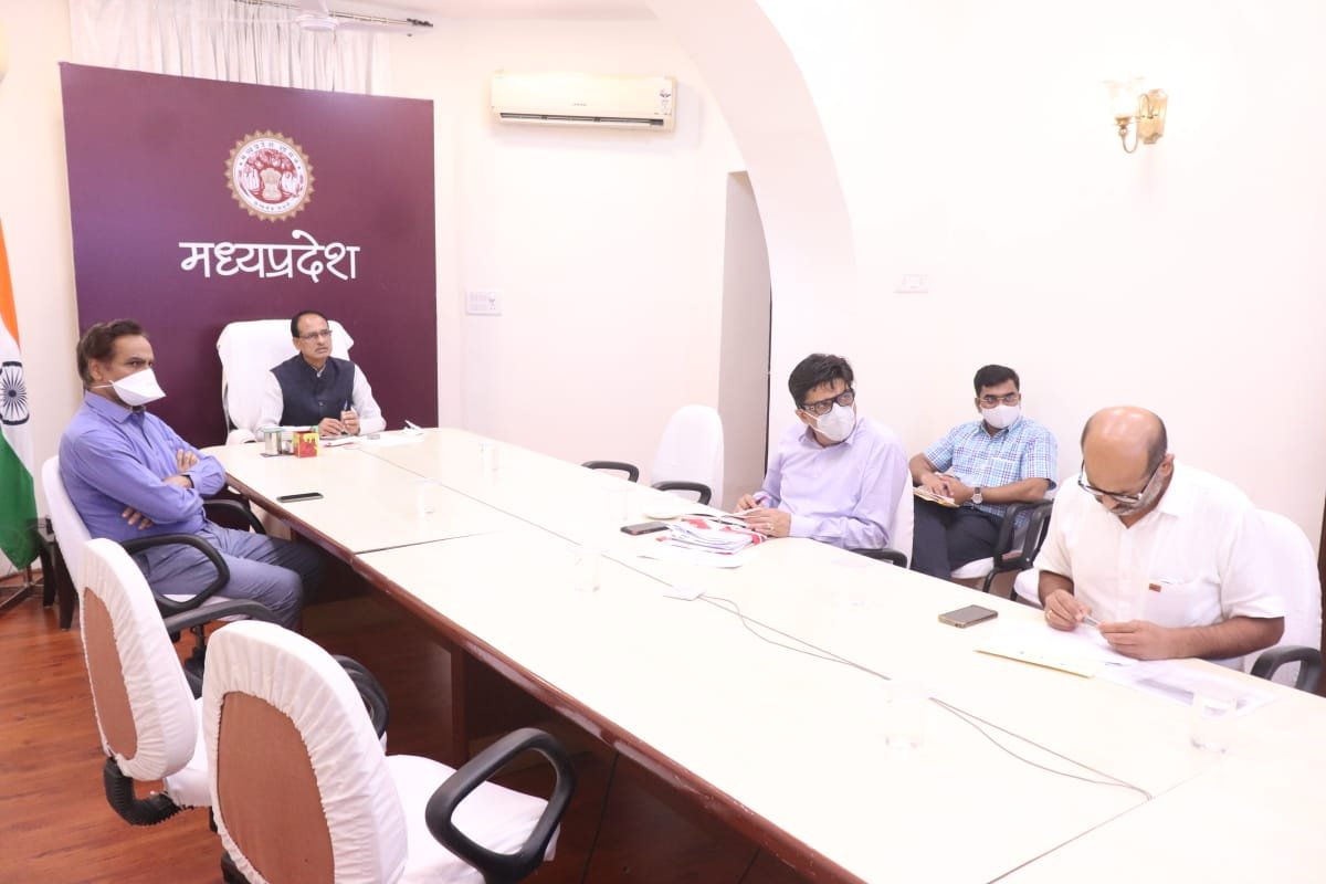 मुख्यमंत्री श्री <a href="/ChouhanShivraj/">Shivraj Singh Chouhan</a> निवास से वी.सी. के माध्यम से प्रदेश के विभिन्न जिलों में बाढ़ राहत कार्यों की समीक्षा कर रहे हैं।