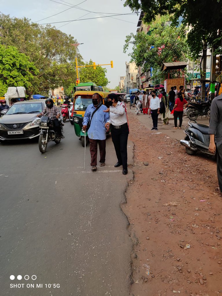 Traffic police central range lending a helping hand. #DelhiPolice #CPDelhi #CPtraffic