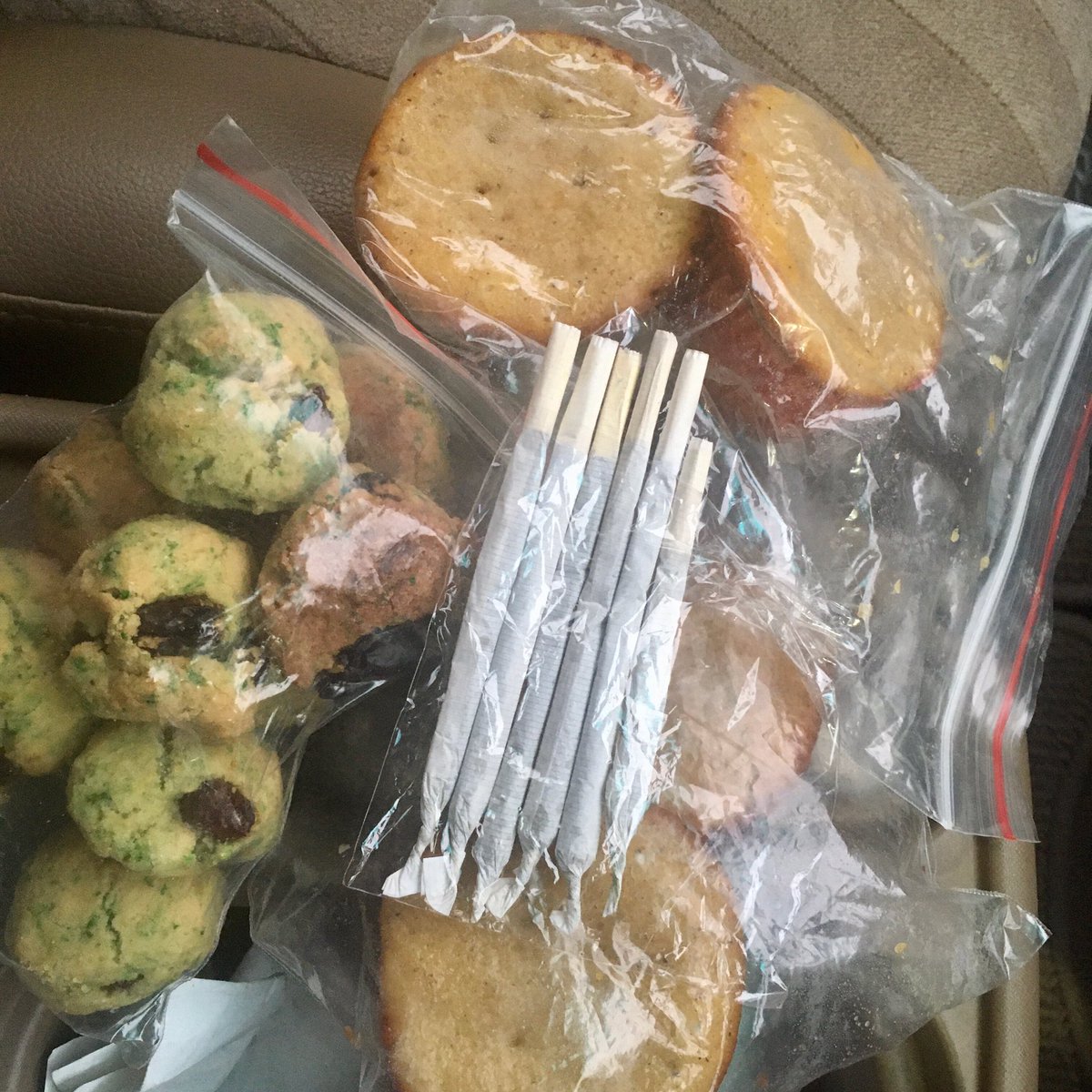 IsthaMista's tweet photo. Deliveries done for the say. But we offer services like studio recording, advert production radio SM n TV, custom clothing, equipment buy and hire. We major in #OtherBusinessSupportActivities #BasaliBasali #MIP #Isthapictures https://t.co/vUJ2l4OPrE