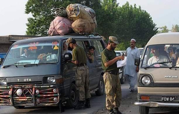 په خپل وطن کښې هره ورځ خپل ځان پېژندنې لپاره په چیک پوسټونو باندې شناختی ښکاره کول او تلاشي ورکولو په خپل وطن کښې د پرادو په ژبه پوښتنې کول چې د کوم ځای څخه راغلي او چرته ځي د به څه ازادۍ وې #DaSangaAzadiDa ۔۔ #Blackday14August ۔۔