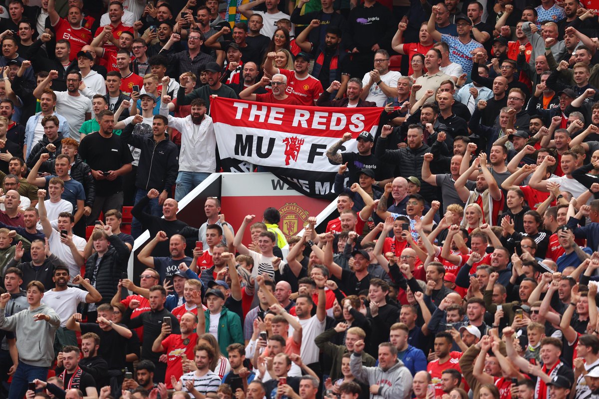 footballontnt's tweet photo. A full Old Trafford is our kind of Old Trafford.

Packed to the rafters.

Football is well and truly back.

💉💉💉 https://t.co/mjEcn1RtvG
