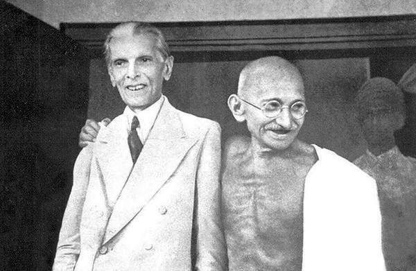 GujaratHistory's tweet photo. Two great Kathiyawadi Gujarati leaders of #India &amp; #Pakistan-Gandhiji &amp; Muhammad Ali Jinnah were of Porbandar &amp; Paneli of Saurashtra. Distance between them is 80 km.77 years old photo of two great #Gujarati . They always talked with each other in Kathiyawadi Gujarati. https://t.co/xa1a4gdSh9