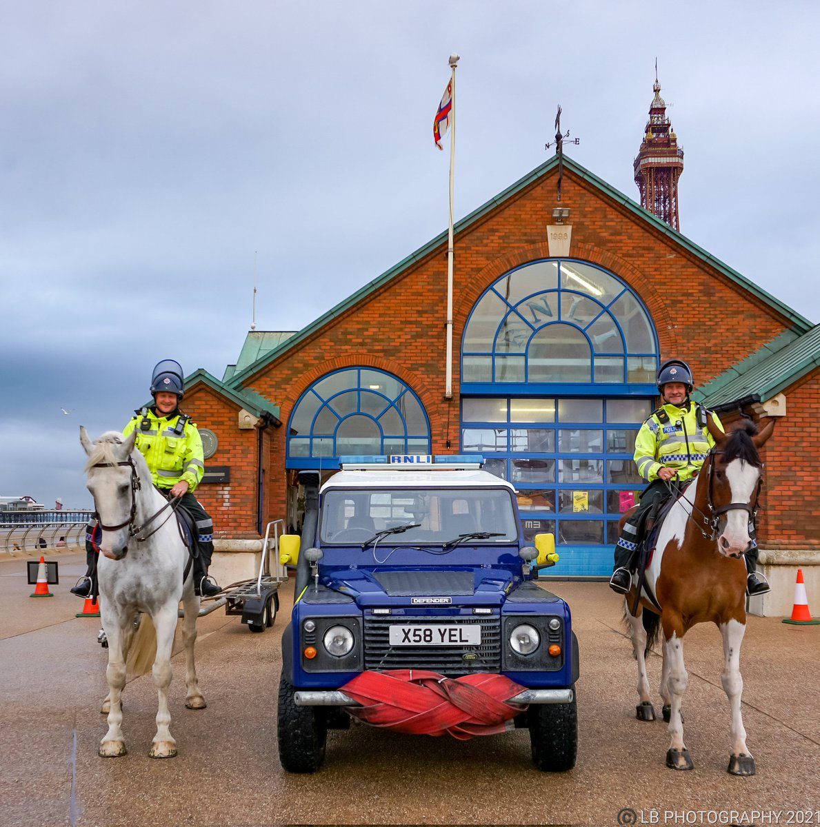 PositiveLee7's tweet photo. A swift visit from Argent and Guild whilst heading to the town centre on Wednesday nights training day.#Blackpool #rnli #lancashirepolice #rnliblackpool #blackpooltower #blackpoolpromenade #respectthewater https://t.co/j9eNO252AD
