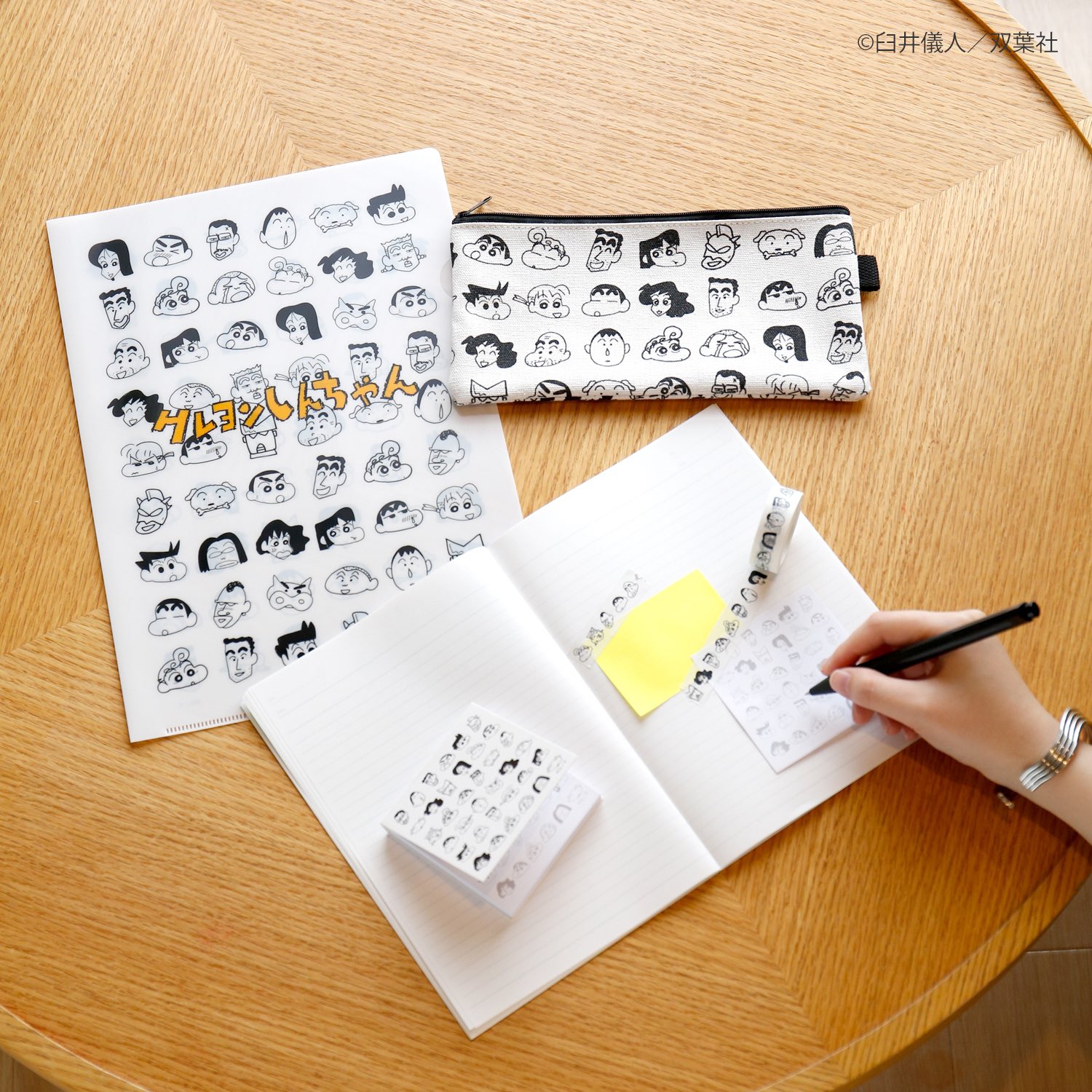 Asoko Zakka Store Asoko De クレヨンしんちゃん 好評発売中 大人気のステーショナリーアイテム ペンケースは スリムでかばんの中でかさばらないのが魅力 そしてクリアファイルは ４枚セットなのでお友達とシェアするのもおススメです 詳細は