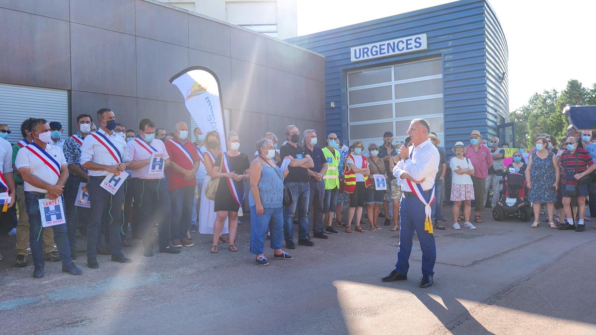 LaurentHuger's tweet photo. 𝐔𝐑𝐆𝐄𝐍𝐂𝐄𝐒 🚑🚨 
Ce 13 août, la mobilisation se poursuit à #luçon pour le maintien du service des #urgences. 
Aux côtés de la population-de plus en plus nombreuse-et des élus nous souhaitions faire entendre notre voix auprès des instances compétentes.
#hopital #Medecine https://t.co/QdxRPhSlFd