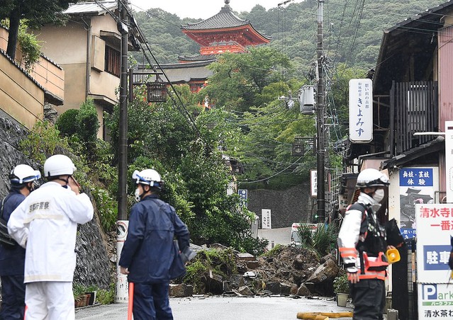 livedoornews's tweet photo. 【14日午前】京都・清水寺近くで土砂崩れ、40人が避難
https://t.co/sTLYLDNkWX

約10メートルにわたり崩落し、近くのガス管が破損しガス漏れが発生。現場付近は同日午後3時半現在も通行止めとなっており、復旧のめどは立っていない。 https://t.co/o4TOM3AcLv