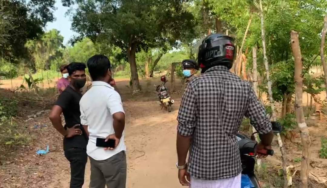 JaffnaTroll's tweet photo. செஞ்சோலையில் விமான தாக்குதல் மூலம் படுகொலை செய்யப்பட்ட 61 சிறுமிகளிற்கு அஞ்சலி செலுத்த பெற்றோருக்கு அனுமதி மறுப்பு!           

இறந்த தங்களின் பிள்ளைகளுக்கு கூட பொதுவெளியில் அஞ்சலி செலுத்த விடாத நாட்டில் தான் வாழ்கிறோம்.                                  https://t.co/qMhr5NgLh9 https://t.co/2mmbEnx7Iy