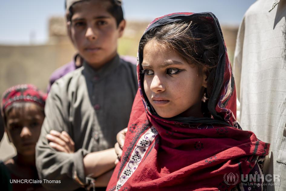 UNHCRfrance's tweet photo. Le HCR est alarmé par la crise humanitaire qui survient en #Afghanistan et particulièrement inquiet de l’impact du conflit sur les femmes &amp; jeunes filles. 

Parmi près de 250 000 Afghans forcés de fuir depuis fin mai 80% sont des femmes &amp; des enfants.
https://t.co/1amK3WxRZi https://t.co/kHnnGn6dsy