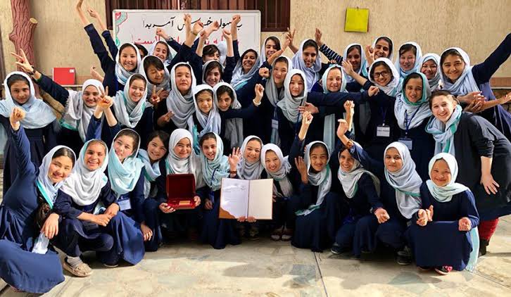 La de Afganistán es también una guerra contra las mujeres. Le pregunté a Shabana que cómo está y responde: “Bien. Nosotras dejaremos de existir”. 

A ella la vistieron de niño para estudiar y lleva años construyendo una escuela para niñas en Kabul. 
rtve.es/noticias/20210…