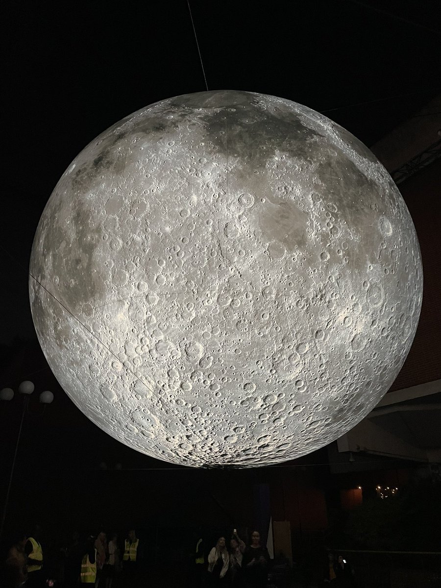 CllrCatherineF's tweet photo. Still time to be Moonstruck - but hurry as it flies off tomorrow @kcfestivaluk #kCSummerOfLove #OurRBKC #Moon https://t.co/6JzmoSrslu