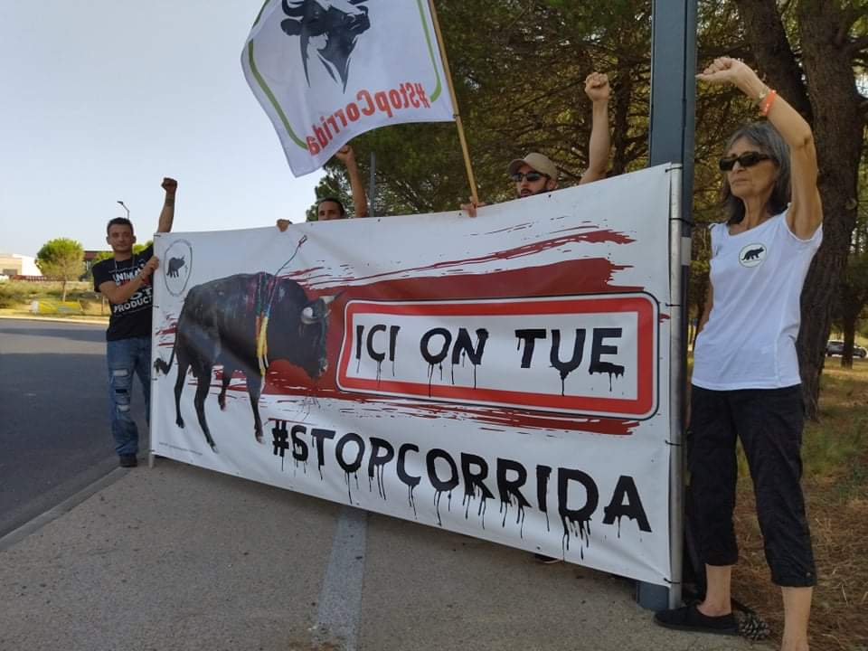 #Béziers Action en cours avec le soutien de <a href="/ResTurner/">Res Turner</a>. On vous donne RV cet après midi pour la grande manif. organisée par le <a href="/BeziersColbac/">COLBAC Anti Corrida Béziers</a> #StopCorrida
#CorridaBasta
