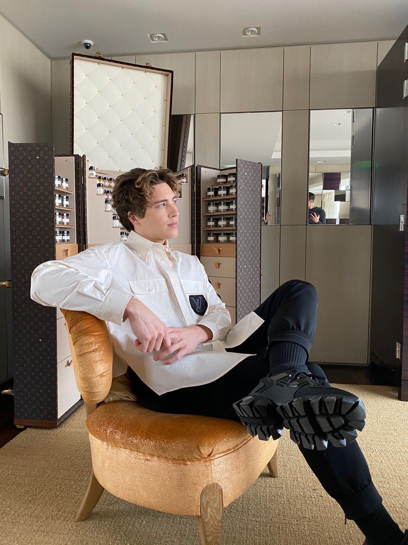 codyfern_th's tweet photo. Cody Fern เคยให้สัมภาษณ์กับ Vogue ว่าเส้นแบ่งดั้งเดิมของ gender ถูกท้าทายมากขึ้นเรื่อยๆ ไม่ได้มีเ��ียงการตีกรอบแล้ว เสื้อผ้าเป็นแค่เสื้อผ้าได้ ไม่ได้น่าตกใจที่ผู้��ญิงสวมเสื้อผ้าที่ถูกมองว่าเป็นเสื้อผ้าผู้ชายตามเดิมหรือผู้ชายสวมเสื้อผ้าที่ถูกมองว่าเป็นเสื้อผ้าผู้หญิงตามเดิม (1) https://t.co/vtGEh95eMA