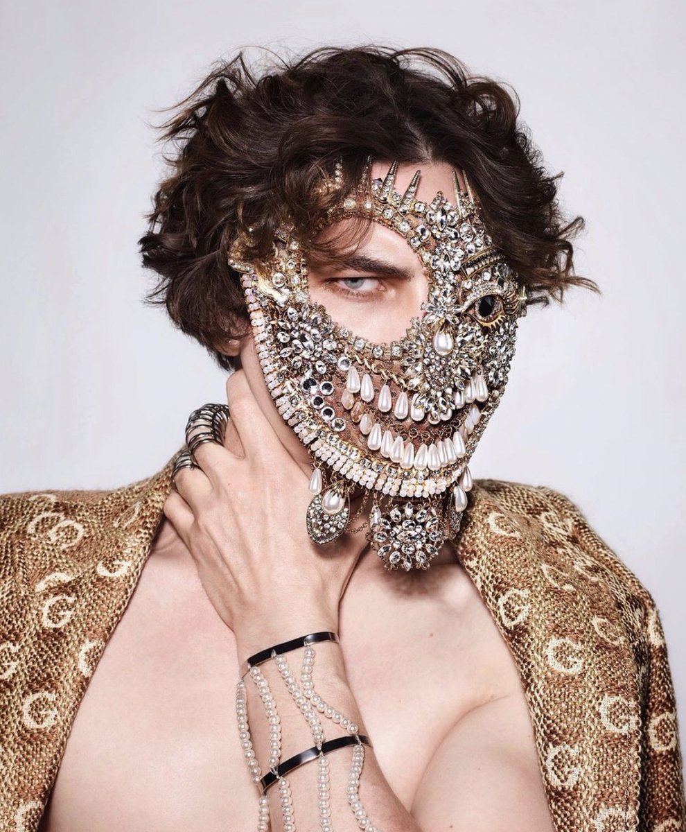 codyfern_th's tweet photo. Cody Fern เคยให้สัมภาษณ์กับ Vogue ว่าเส้นแบ่งดั้งเดิมของ gender ถูกท้าทายมากขึ้นเรื่อยๆ ไม่ได้มีเ��ียงการตีกรอบแล้ว เสื้อผ้าเป็นแค่เสื้อผ้าได้ ไม่ได้น่าตกใจที่ผู้��ญิงสวมเสื้อผ้าที่ถูกมองว่าเป็นเสื้อผ้าผู้ชายตามเดิมหรือผู้ชายสวมเสื้อผ้าที่ถูกมองว่าเป็นเสื้อผ้าผู้หญิงตามเดิม (1) https://t.co/vtGEh95eMA