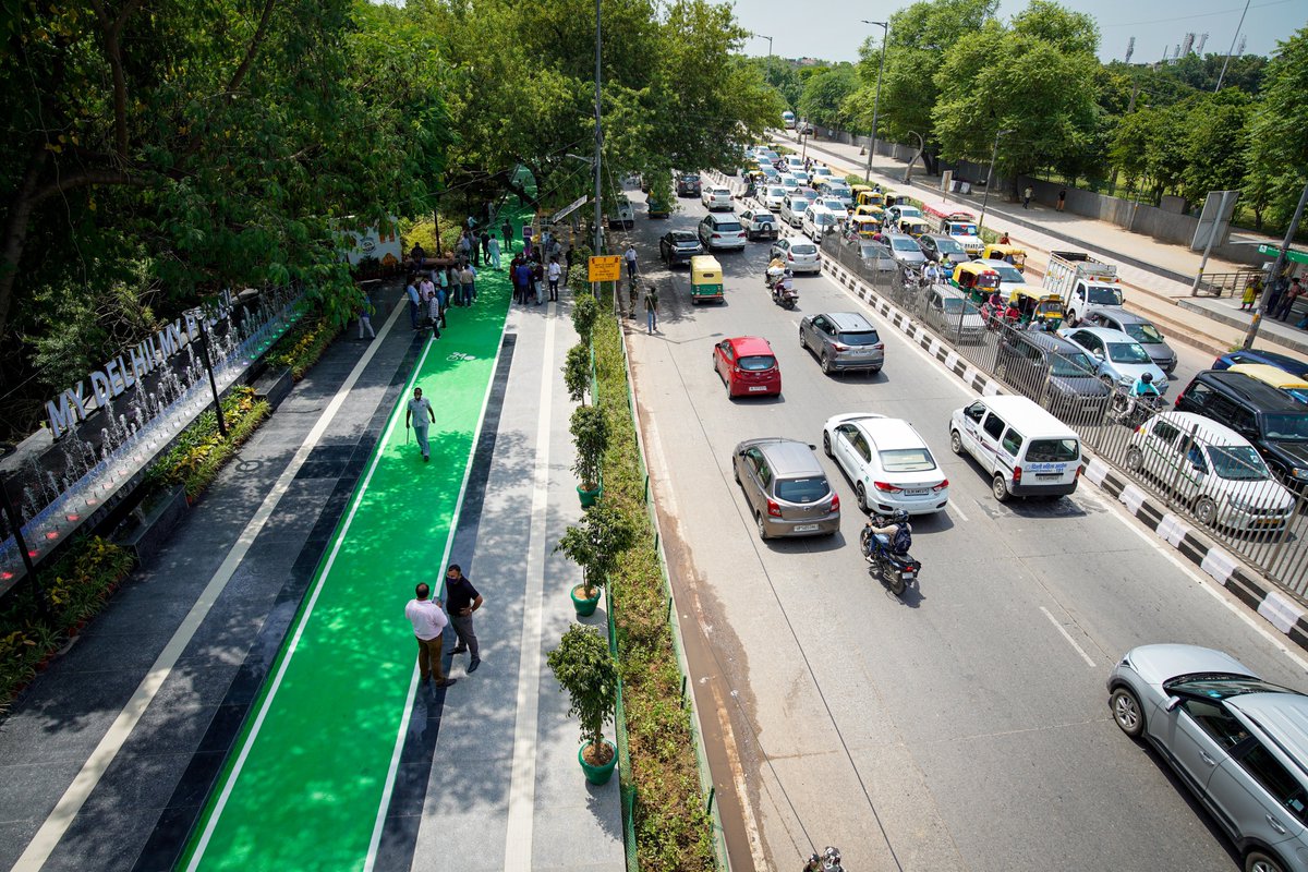 ANI's tweet photo. In the first phase, 540 km long road will be beautified &amp; redesigned on European standards. An 800-metre stretch has been transformed under a pilot project. We inspected it today: Delhi Chief Minister Arvind Kejriwal after taking stock of the Chirag Delhi-Sheikh Sarai cycle track https://t.co/GkkZDuFbht