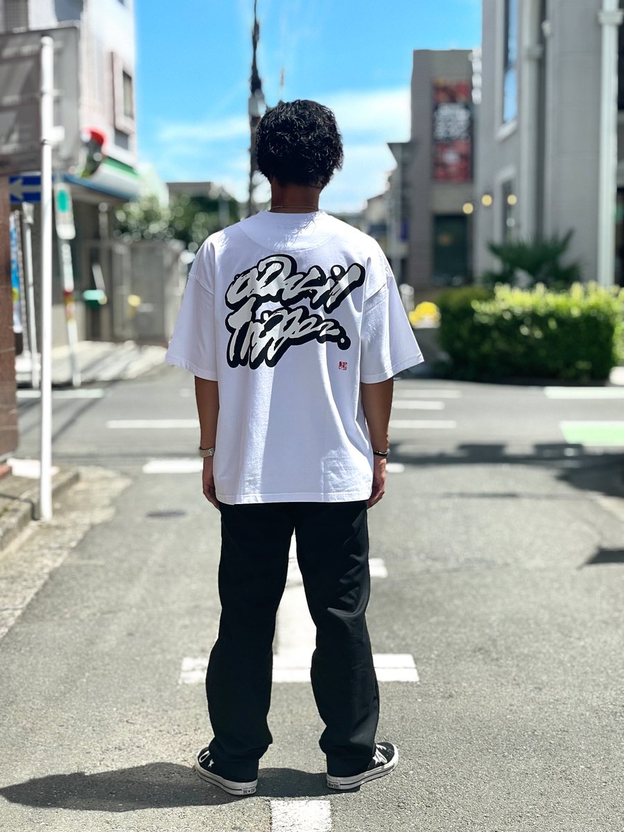 aDALil_shop's tweet photo. 本日よりaDALil × 書芸家 赤間紫動氏とのコラボTシャツ発売開始です！

カラーは White、サイズはLサイズのみの1サイズ展開です

夏にピッタリな一枚に仕上がりましたのでぜひチェックよろしく願い致します⭐︎

￥4,500

#aDALil #Tシャツ #コラボ ＃赤間紫動 #川越 ＃美容室 https://t.co/rDhhRj30u5