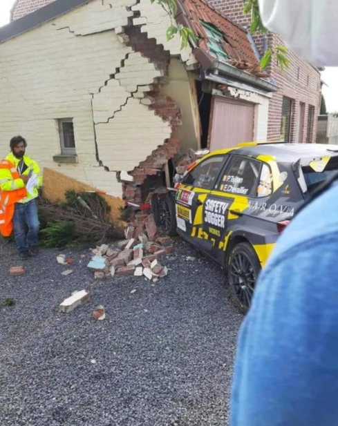 paddocknews's tweet photo. Also SS9 stopped. Tjoen #31, went into a house https://t.co/779Jh2Kcr8