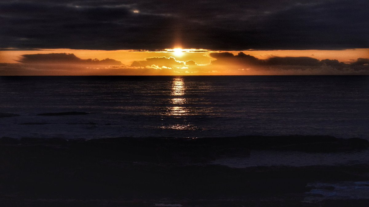 StuartRamsay39's tweet photo. Sunrise from Embo beach, 5.30 am @ScotsMagazine @VisitScotland @Scotland #embo #embobeach #sunrise #dawn #Scotland #beach #landscape #clouds #sutherland https://t.co/S2J2n5XtLG