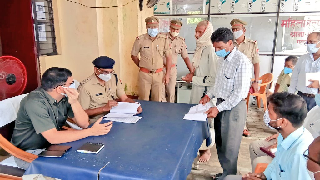 maharajganjpol's tweet photo. #थाना_समाधान_दिवस के अवसर पर @maharajganjpol के थाना सोनौली व थाना नौतनवां पर #DM_MRJ व #SP_MRJ द्वारा शिकायतकर्ताओं की समस्याओं को सुना गया एवं तत्काल निस्तारण कराया गया तथा शेष शिकायतों के निस्तारण हेतु संबंधित को आवश्यक दिशा-निर्देश निर्गत कर मौके पर भेजा गया। https://t.co/kk6H4a6YnB
