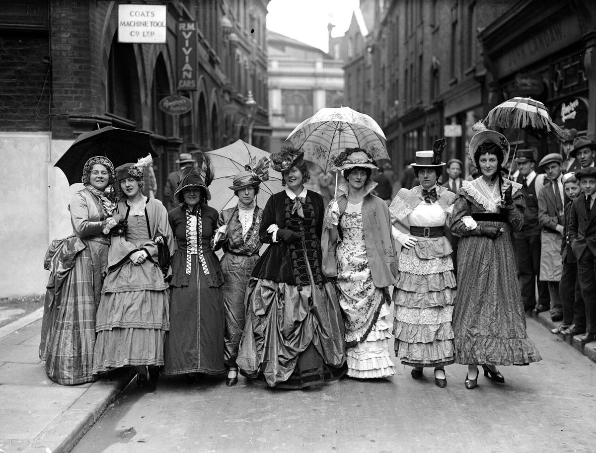 UK250463's tweet photo. „London society is full of women of the very highest birth who have, of their own free choice, remained thirty-five for years."
Oscar Wilde, The Importance of Being Earnest
#DieYoungStayPretty 🤔
#StayHealthyLiveInPeace ☘️🙃🙂
#HappySaturday 🌻 #
#London ❤️ #Çukur 😁 https://t.co/teAEfb8CVf