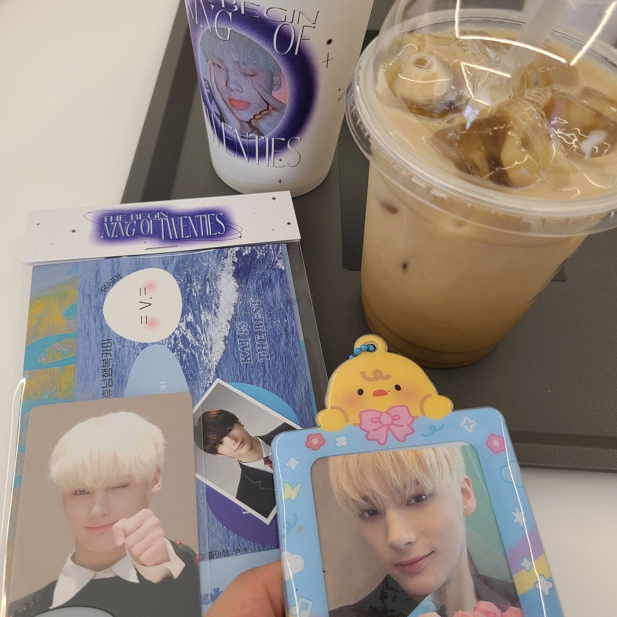 CryingnaeliHK's tweet photo. #begin_NING
#휴닝행복카이
볼거리 짱 많은 카페💙💖 휴닝이 잠옷 너무 귀여워서 찰칵했어요... 라떼 맛있었고 카이 굿즈도 넘 예뻤어요!! 좀 더 일찍올걸 후회됩니다... https://t.co/xuzhX5N1Oe