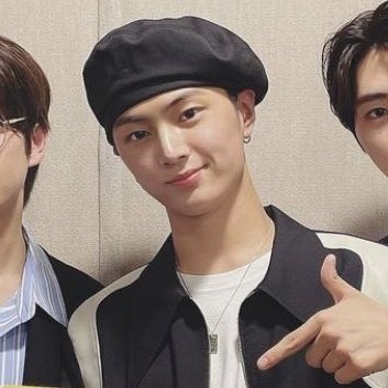 0420FEED's tweet image. JAY IN BERET 😭 #ENHYPEN_JAY #제이