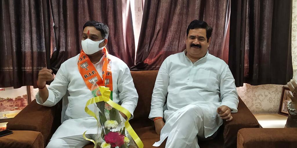 rahulsinghdmo's tweet photo. इंदौर प्रवास के दौरान भाजपा जिला कार्यालय में संभागीय संगठन मंत्री आदरणीय श्री @ChawdaJaypal जी , जिलाध्यक्ष श्री @RajeshSonkarMP , जिला मंत्री श्री चिंटू वर्मा जी से मुलाकात हुई ।
माननीय संगठन मंत्री जी द्वारा MPWLC की गतिविधियों के संबंध में जानकारी प्राप्त की गई । https://t.co/UrJhIYqvIR