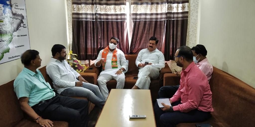 rahulsinghdmo's tweet photo. इंदौर प्रवास के दौरान भाजपा जिला कार्यालय में संभागीय संगठन मंत्री आदरणीय श्री @ChawdaJaypal जी , जिलाध्यक्ष श्री @RajeshSonkarMP , जिला मंत्री श्री चिंटू वर्मा जी से मुलाकात हुई ।
माननीय संगठन मंत्री जी द्वारा MPWLC की गतिविधियों के संबंध में जानकारी प्राप्त की गई । https://t.co/UrJhIYqvIR