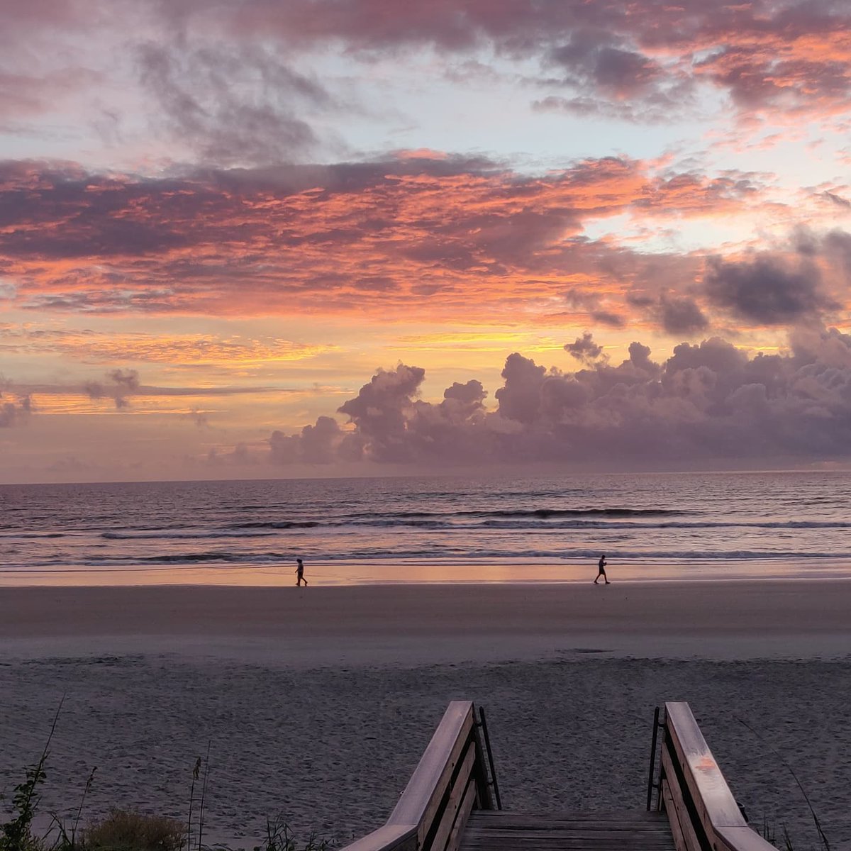 I keep thinking I need to quit taking sunrise pictures, and then...this. 🌅😊

#floridasunrise #beachwalking #sunrise_pics #beachlover #saturdayvibes #getoutside #lookup #newdaydawning #portorange #authorconniemann #floridafiction #floridawildlifewarriors