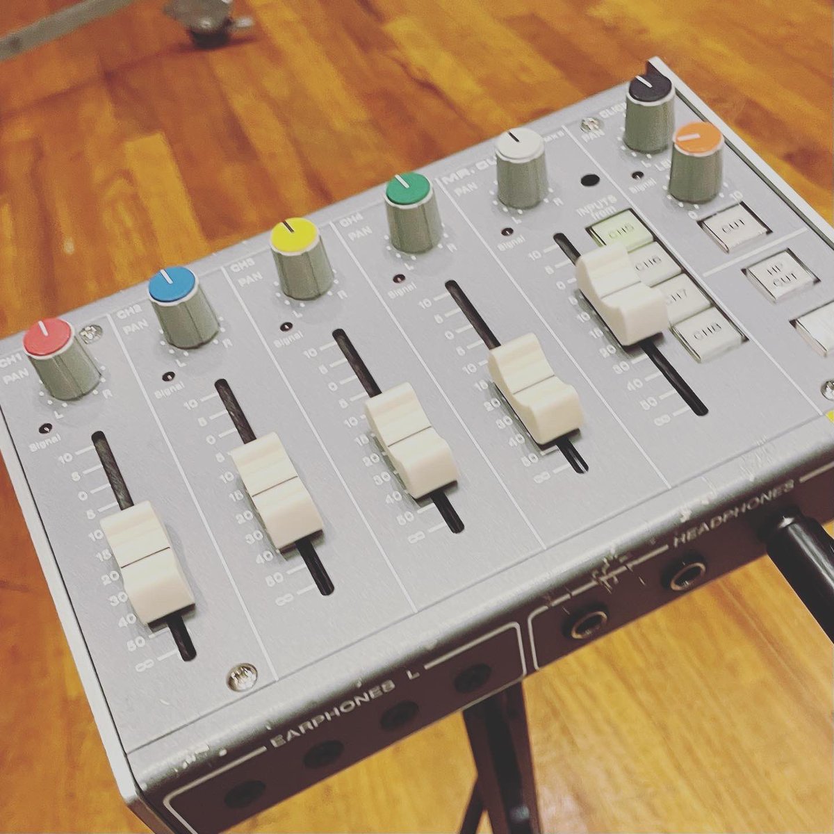 wadamitsu's tweet image. レコーディングでした。
このマイク #coles4038 やっぱり良いな〜。

#recording #todaysoffice #hornsection #ysl891z #monettemouthpiece #ts6pranaslap #victorhamx100