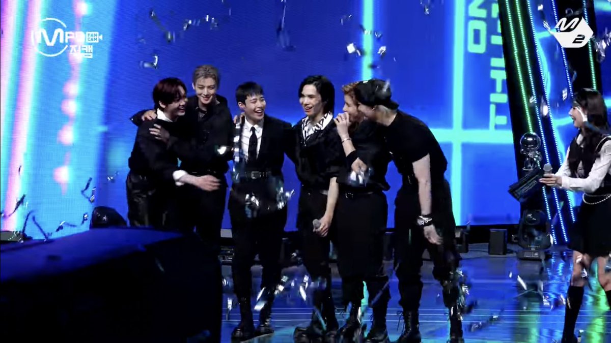 AstroUnitEsp's tweet photo. 🌚[RANDOM]

No es tanto el win... sino que lo hicieron juntos

#AfterMidnight4thWin #ASTRO9thWin 
[#ASTRO| #아스트로| @offclASTRO] https://t.co/EhlgZQBfNv
