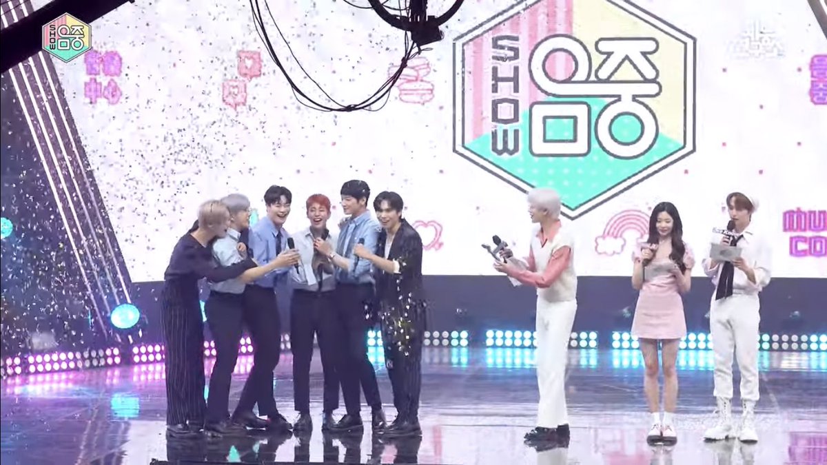 AstroUnitEsp's tweet photo. 🌚[RANDOM]

No es tanto el win... sino que lo hicieron juntos

#AfterMidnight4thWin #ASTRO9thWin 
[#ASTRO| #아스트로| @offclASTRO] https://t.co/EhlgZQBfNv