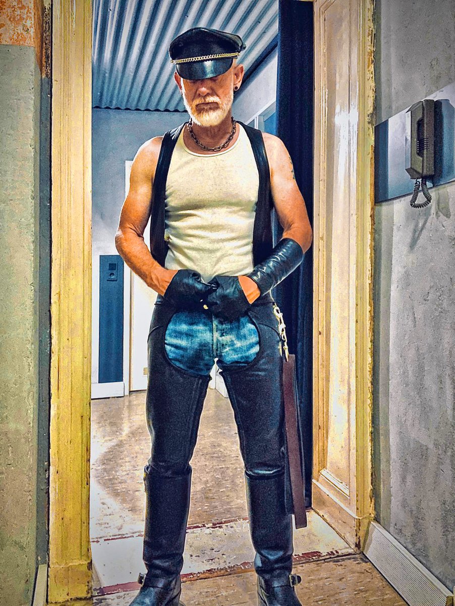 MasterTopXXL1's tweet photo. ready to go out at friday night
#bulge #bulto #beule #master #ledermaster #masterslave #xxl #dotado #fetishberlin #masterberlin #bdsm #chaps #lederchaps #lederweste #aktivmaster #gay #berlingay #rechtsträger https://t.co/PwSiaiHEcV