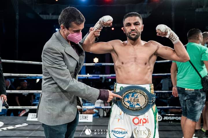<a href="/GuepardoGuerfi/">Karim Guerfi</a> redevient Champion d'Europe de boxe dans une nouvelle catégorie! 🥊🇨🇵🇪🇺

La <a href="/VilledeManosque/">Ville de Manosque</a> est très fière de son champion. <a href="/lequipe/">L'Équipe</a>