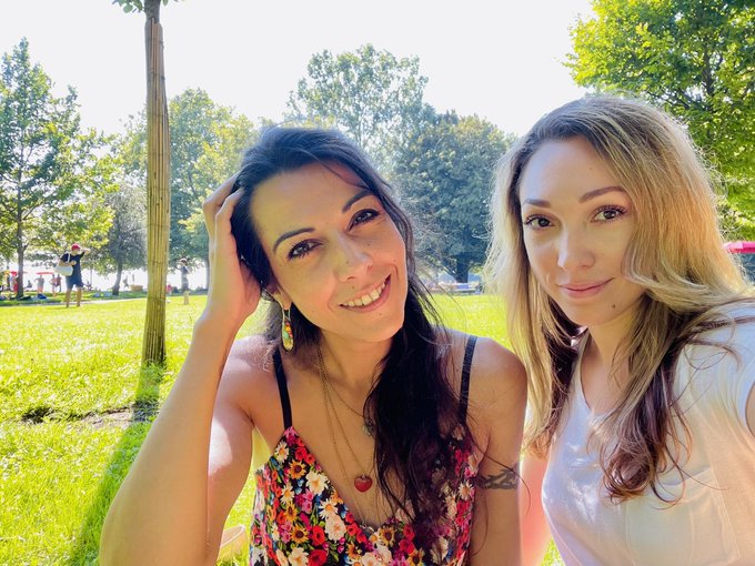 Happy Saturday! 🌸❤️🇨🇭 https://t.co/NJ5kTg8eFM