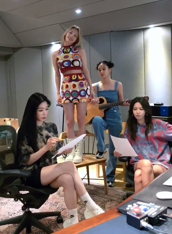 soofanyarchive's tweet photo. Soojin (Sooyoung's sister): Did you match your outfit with Fany?
↪️ Sooyoung: Yes ㅋㅋㅋㅋ (she said it cutely!) https://t.co/NAqyvdH68S