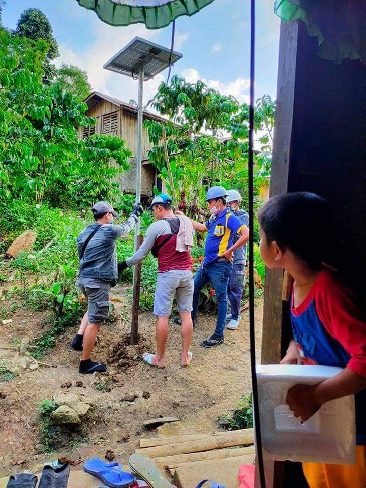 nea_ph's tweet photo. 339 Solar Home System (SHS) Units ang ipinamigay sa mga taga-Brgy. Sabanal, Kalamansig Sultan Kudarat.
Ang Solar Home System ay programang pinondohan ng European Union katuwang ang DOE, NEA, Mahintana Foundation at Peace and Equity Foundation pati na ng SUKELCO at LGU.💡 https://t.co/vvn4XtEa7b