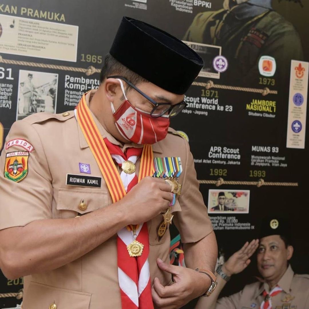 ridwankamil's tweet photo. Semoga Pramuka selalu menjadi teladan dan terdepan menjadi pandu ibu pertiwi, bangsa dan negara.

Karena “di sanalah aku berdiri, jadi pandu ibuku..”.

Tepuk pramuka! 

Prok prok prok
Prok prok prok
Prok prok prok

Prok prok prok prok https://t.co/gfooNTRh9B