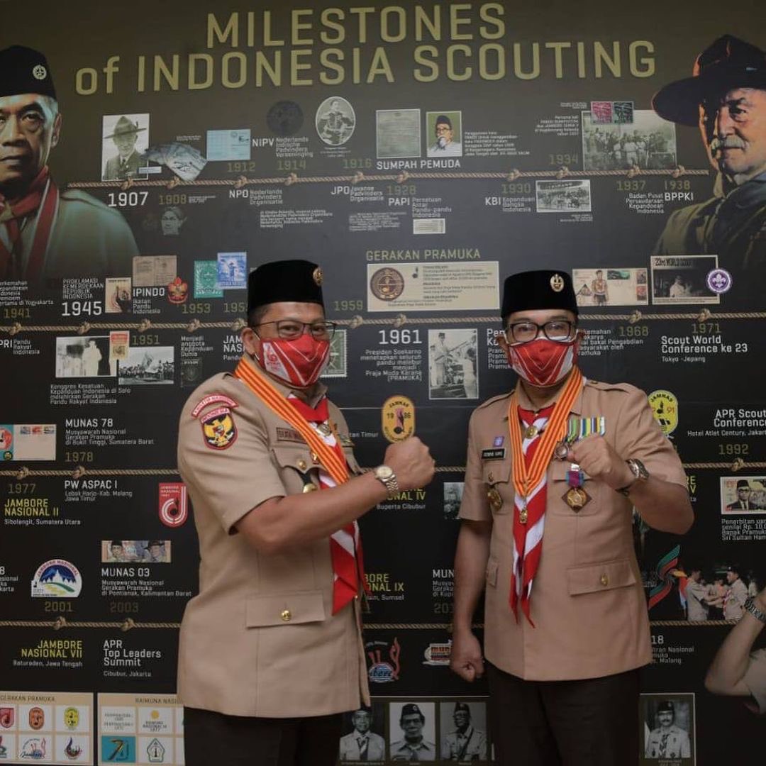 ridwankamil's tweet photo. Semoga Pramuka selalu menjadi teladan dan terdepan menjadi pandu ibu pertiwi, bangsa dan negara.

Karena “di sanalah aku berdiri, jadi pandu ibuku..”.

Tepuk pramuka! 

Prok prok prok
Prok prok prok
Prok prok prok

Prok prok prok prok https://t.co/gfooNTRh9B