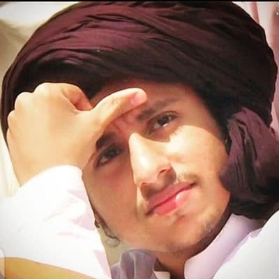 Ali35067082's tweet photo. ایک 17 سال کا محمد بن قاسم تھا جس نے سندھ فتح کیا اور ایک ہمارے رہبر ہمارے قائد ہمارے سردار کا بیٹا سولہ سال کا حافظ انس رضوی جو پورا عالم کفر ہلا کر رکھ دے گا #سعدرضوی_پرظلم_بندکرو #لبیک_پرموش #TLP1 https://t.co/GfF6kFTLyM