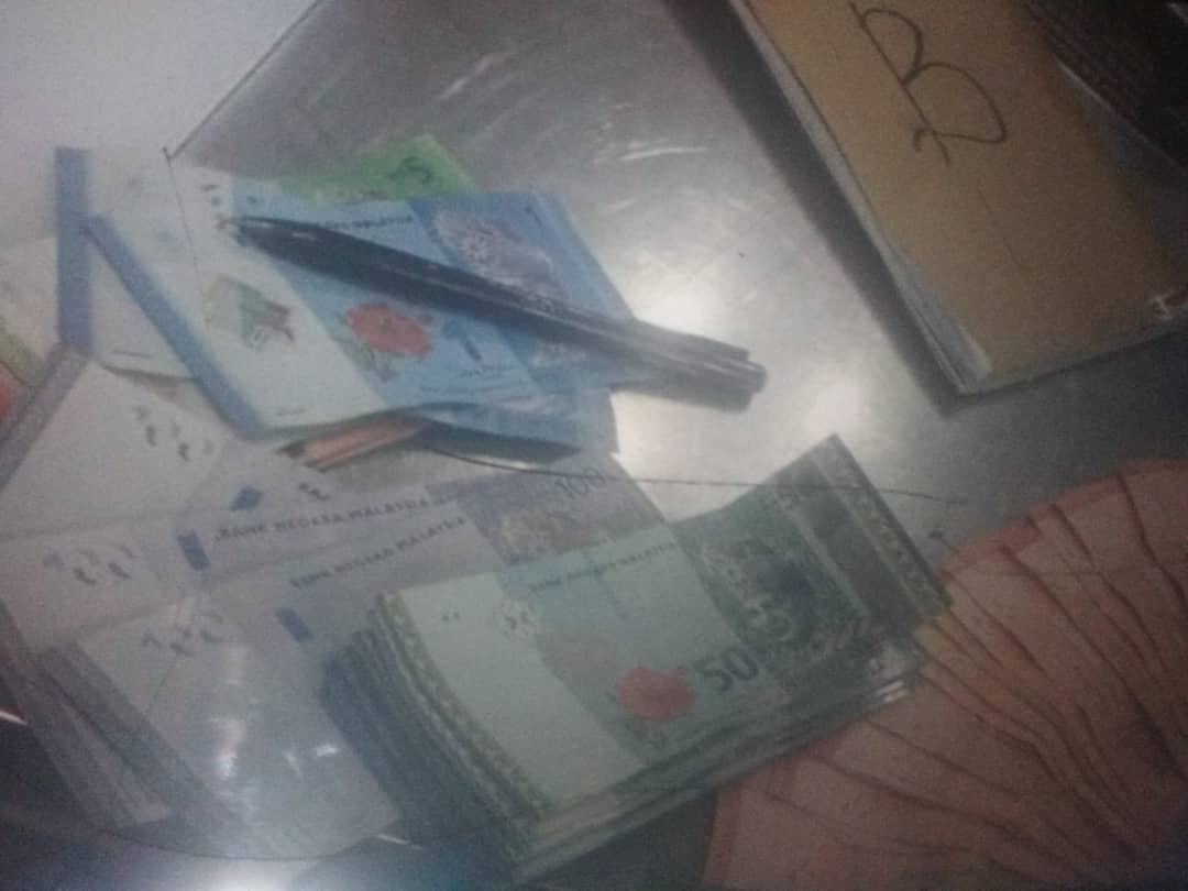 sangboy1996's tweet photo. Jom i payung nasi bujang je tpi bayar sendiri.. https://t.co/pKdtE3j9NK