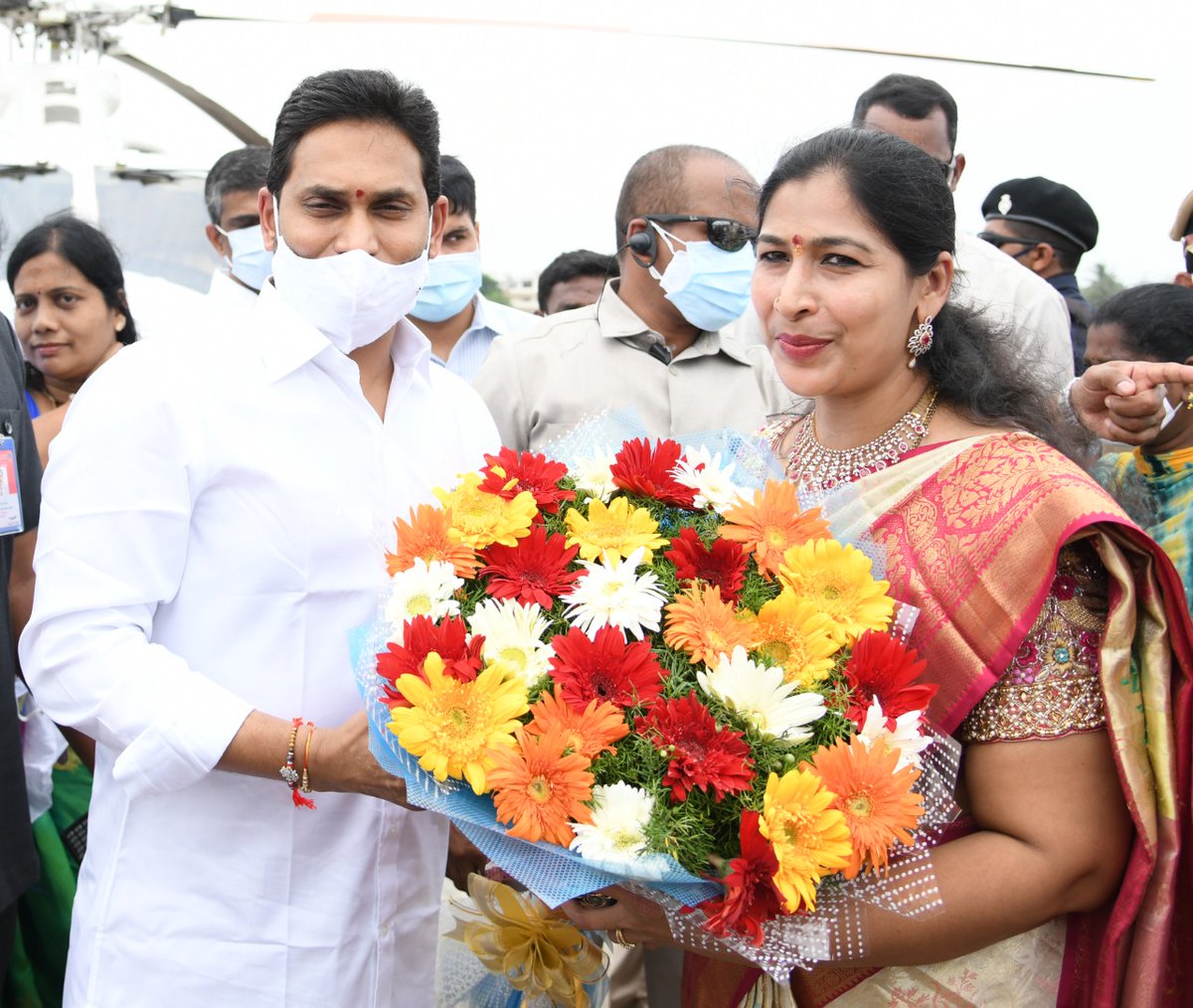 cmo_ap's tweet photo. ఉంగుటూరు ఎమ్మెల్యే పుప్పాల వాసు బాబు కుమార్తె వివాహ వేడుకకు హాజరైన సీఎం శ్రీ వైయస్. జగన్

వధువు స్నిగ్ధ, వరుడు హనీష్ లను ఆశీర్వదించిన సీఎం https://t.co/ml4FR0vKg8