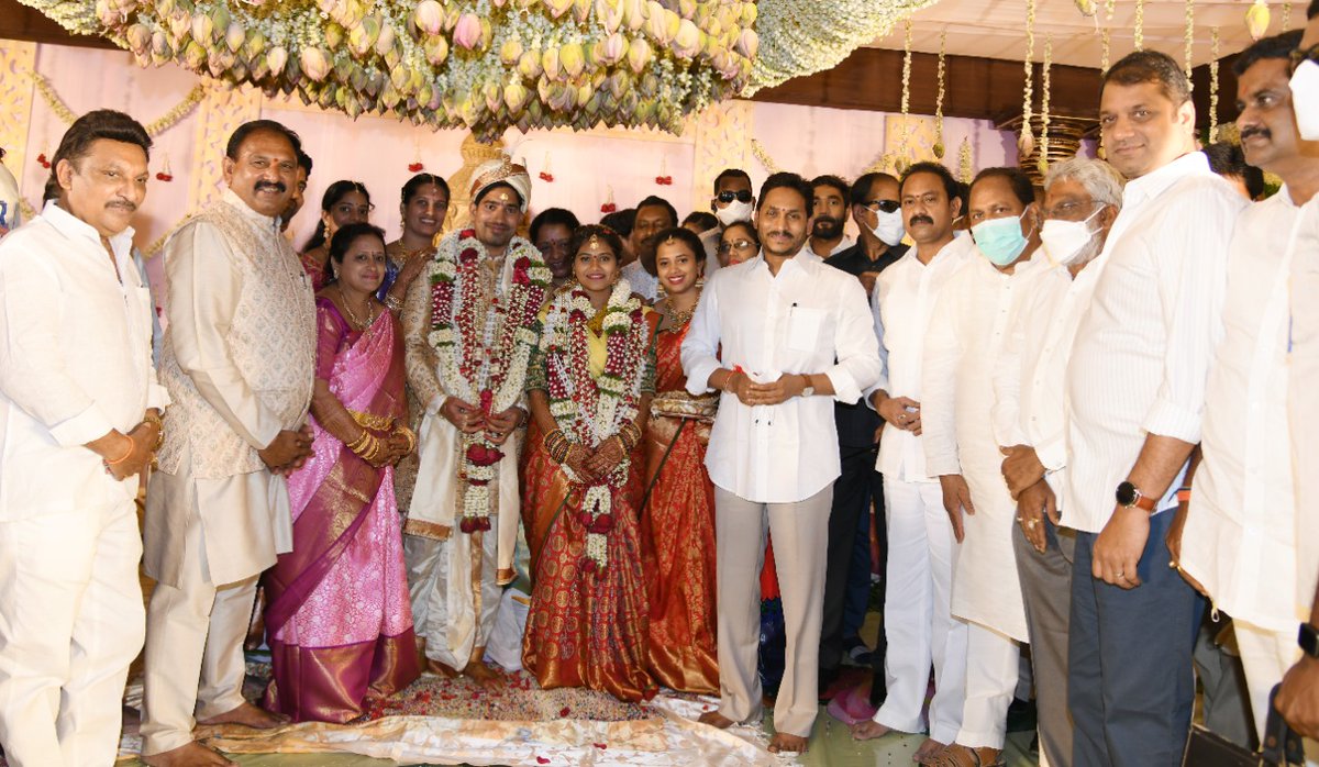 cmo_ap's tweet photo. ఉంగుటూరు ఎమ్మెల్యే పుప్పాల వాసు బాబు కుమార్తె వివాహ వేడుకకు హాజరైన సీఎం శ్రీ వైయస్. జగన్

వధువు స్నిగ్ధ, వరుడు హనీష్ లను ఆశీర్వదించిన సీఎం https://t.co/ml4FR0vKg8