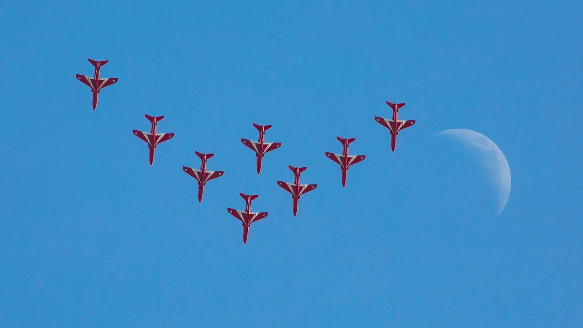 ajbarnsle's tweet photo. “Over the moon” - #redarrows ISP/display over Waddington 13.08. @LincsSkies @rafredarrows @peter_levy @looknorthBBC https://t.co/wr3WOUtSvV